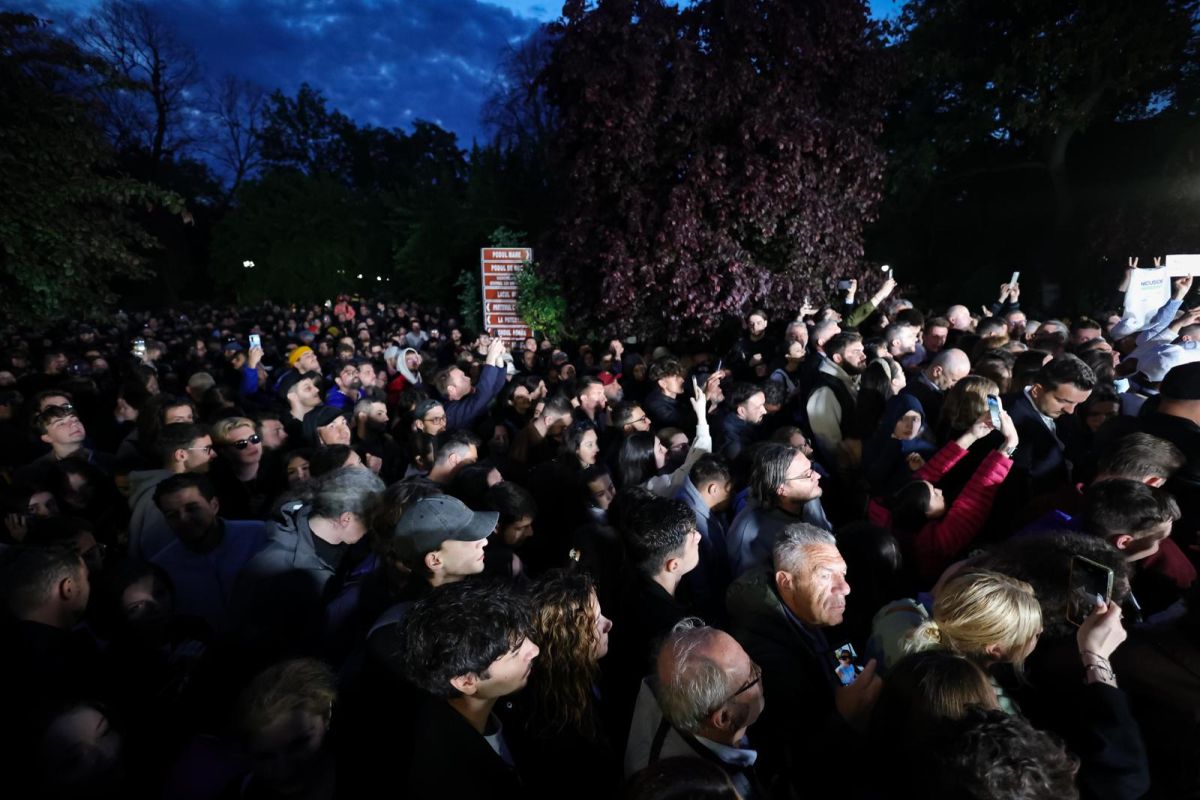 VIDEO | Sute de persoane, în fața sediului de campanie al lui Nicușor Dan. La 10 milioane de voturi numărate, Nicușor Dan îl conduce pe George Simion cu peste 850.000 de voturi