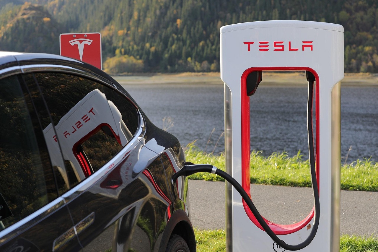 Tesla pierde teren în fața producătorului chinez BYD pe piața auto europeană