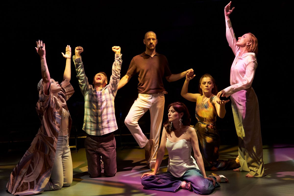 „Nimic nu e întâmplător”, un spectacol inspirat de teatralitatea constelațiilor familiale