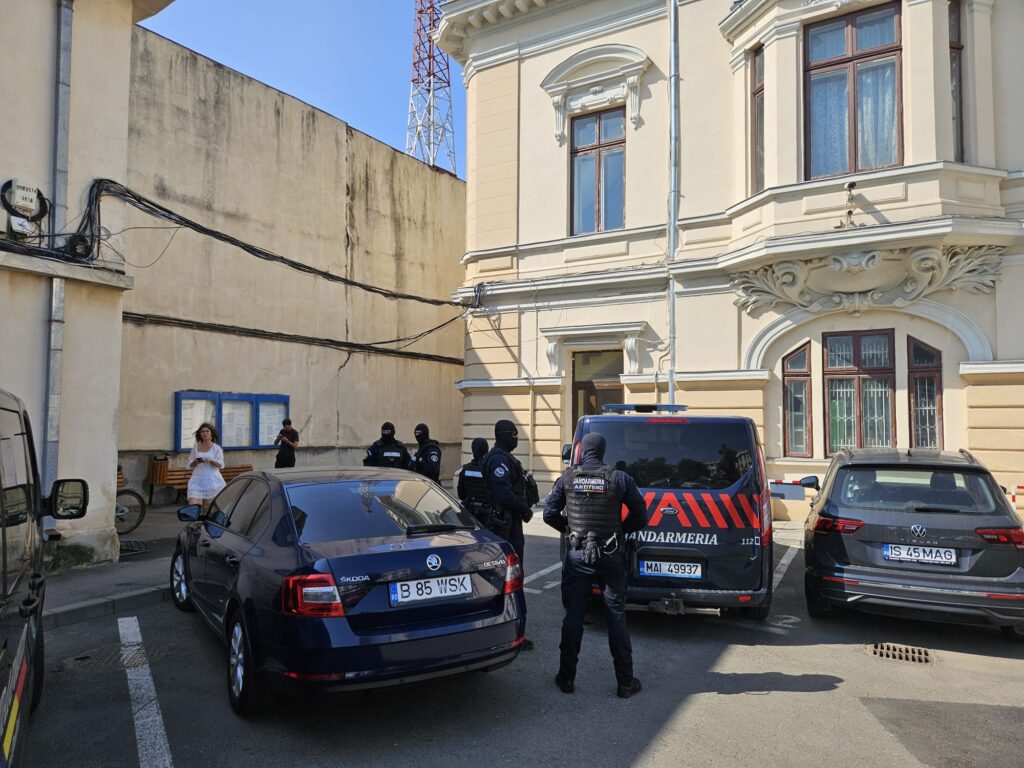 Mascații antitero, descindere la Primăria Iași. Cine sunt „pensionarii” vizați
