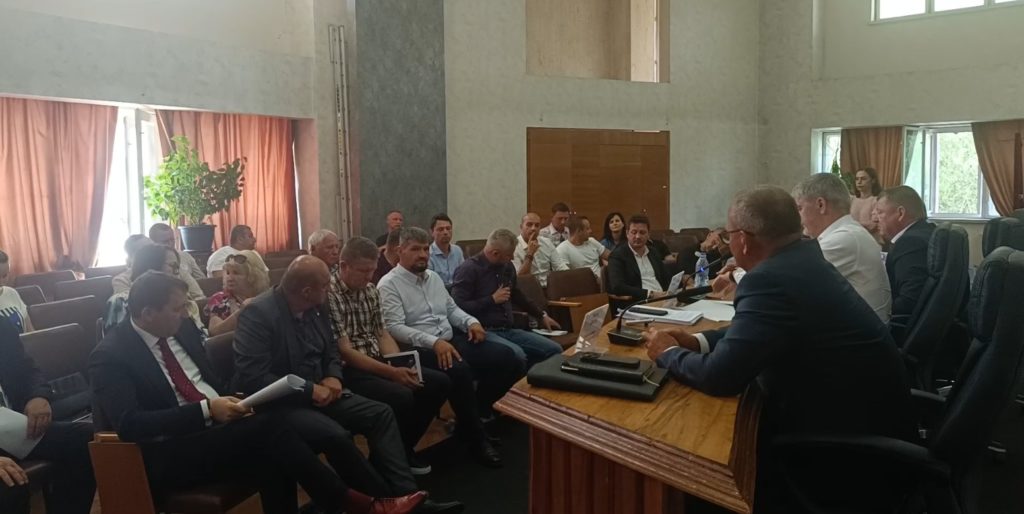 Consilierii județeni PSD și AUR au blocat proiectul pentru apă și infrastructură agricolă, acuzând o împărțire părtinitoare a fondurilor