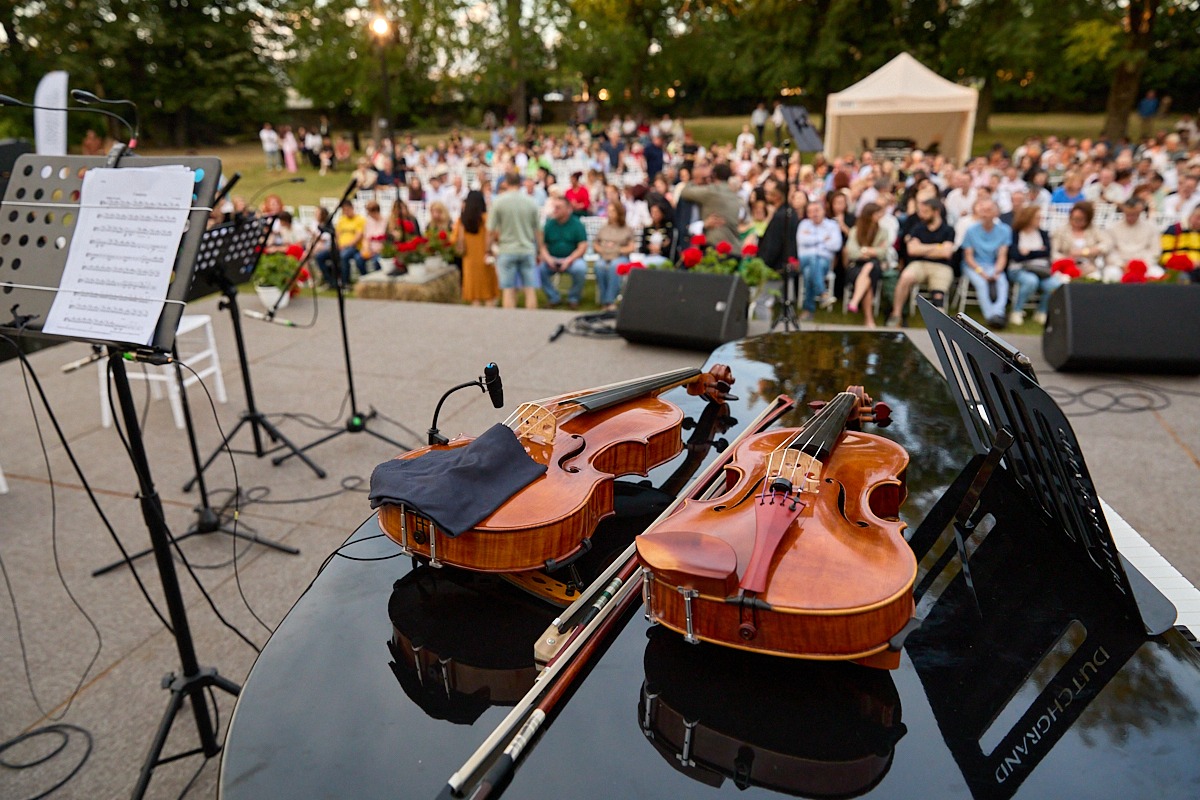 Violonistul Răzvan Stoica, magie sonoră pe scena Festivalului Stradivarius de la Domeniul Cantacuzino