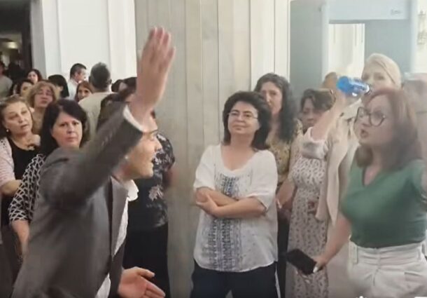 Un secretar de stat de la Ministerul Finanțelor cu salariu uriaș, îndemn către protestatari: „Mergeți la premier!”