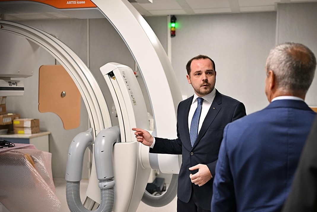 Alexandru Rogobete: „Nu sunt de acord ca medicii să lucreze fie la public, fie la privat”. Ministerul Sănătății pregătește sancțiuni pentru medicii care pleacă mai devreme din spitalele de stat
