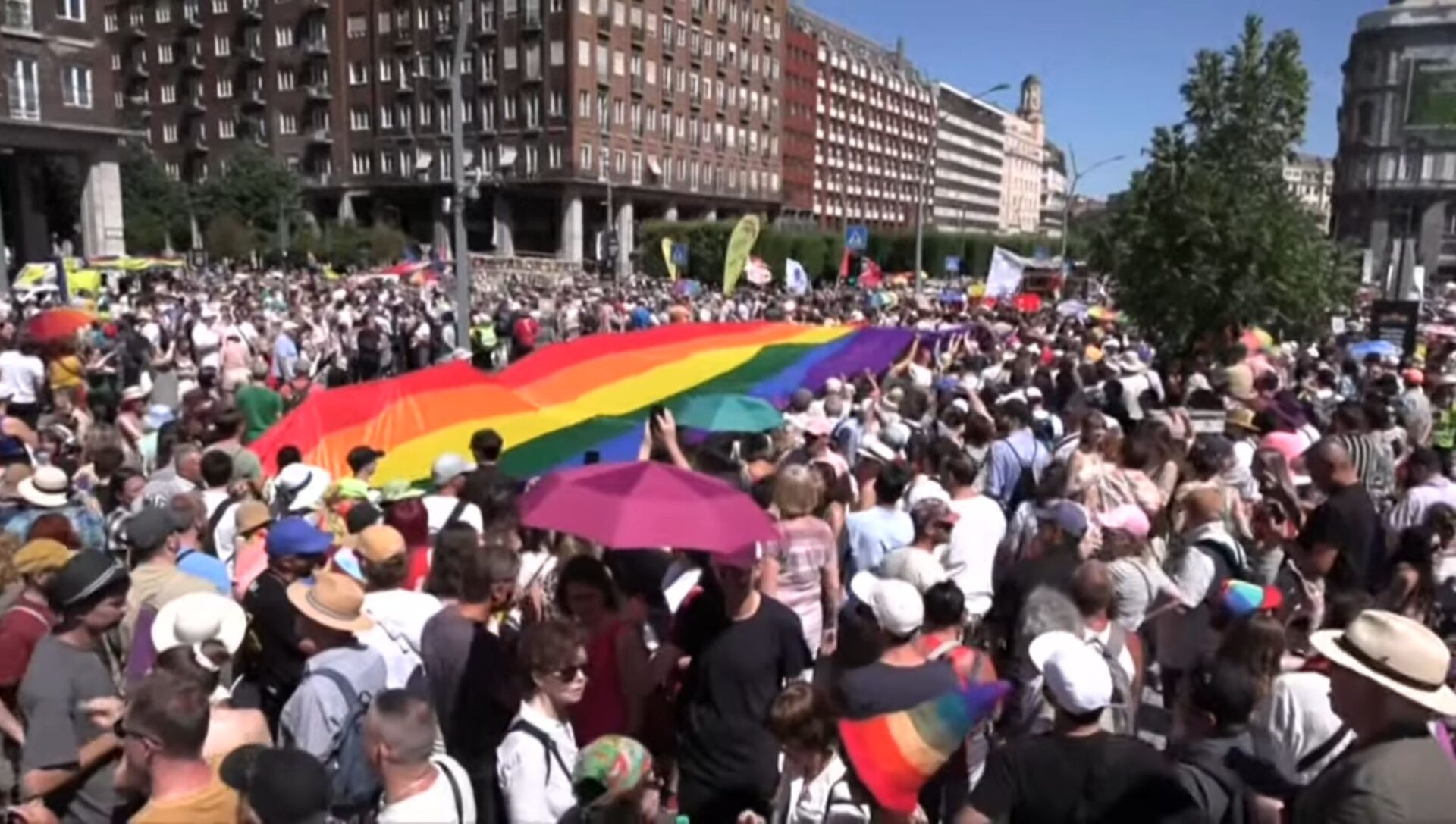 Zeci de mii de persoane sunt așteptate la Budapest Pride 2025, în ciuda restricțiilor și a amenințărilor lui Viktor Orbán