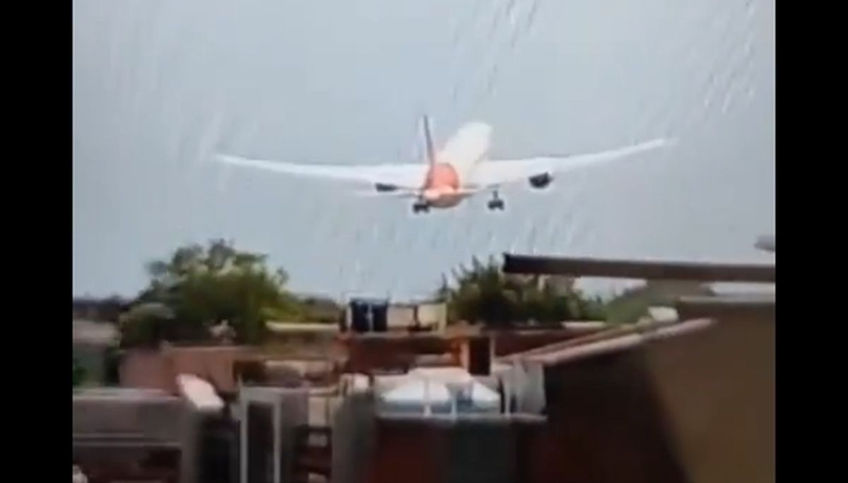 VIDEO | Un avion cu 242 de persoane la bord s-a prăbușit în India la scurt timp după decolare. Imagini cu avionul când se prăbușește într-o zonă rezidențială