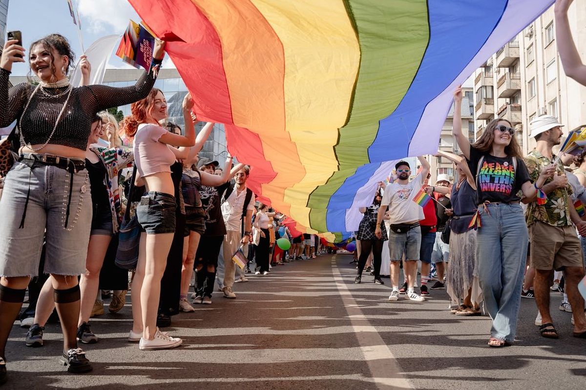 A 20-a ediție Bucharest PRIDE: expoziții, proiecții de film, dezbateri, petreceri și întâlniri comunitare. Patriarhia critică evenimentul: Este un act provocator. Reacții la comunicatul BOR