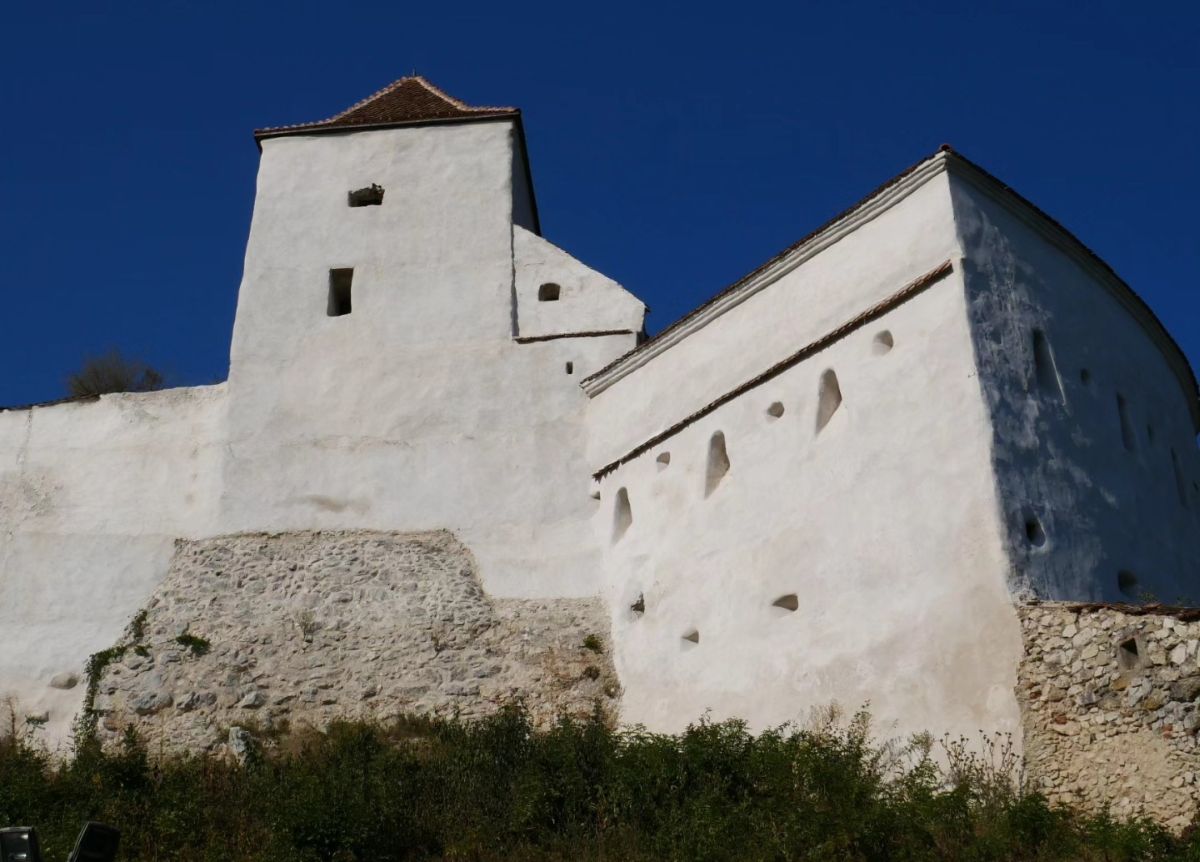 Râșnov, singura cetate din România care participă la ediţia din acest an a „Nopţii cetăţilor europene”. Drumeții, atelier de pâine și un concert acustic într-o grădină săsească