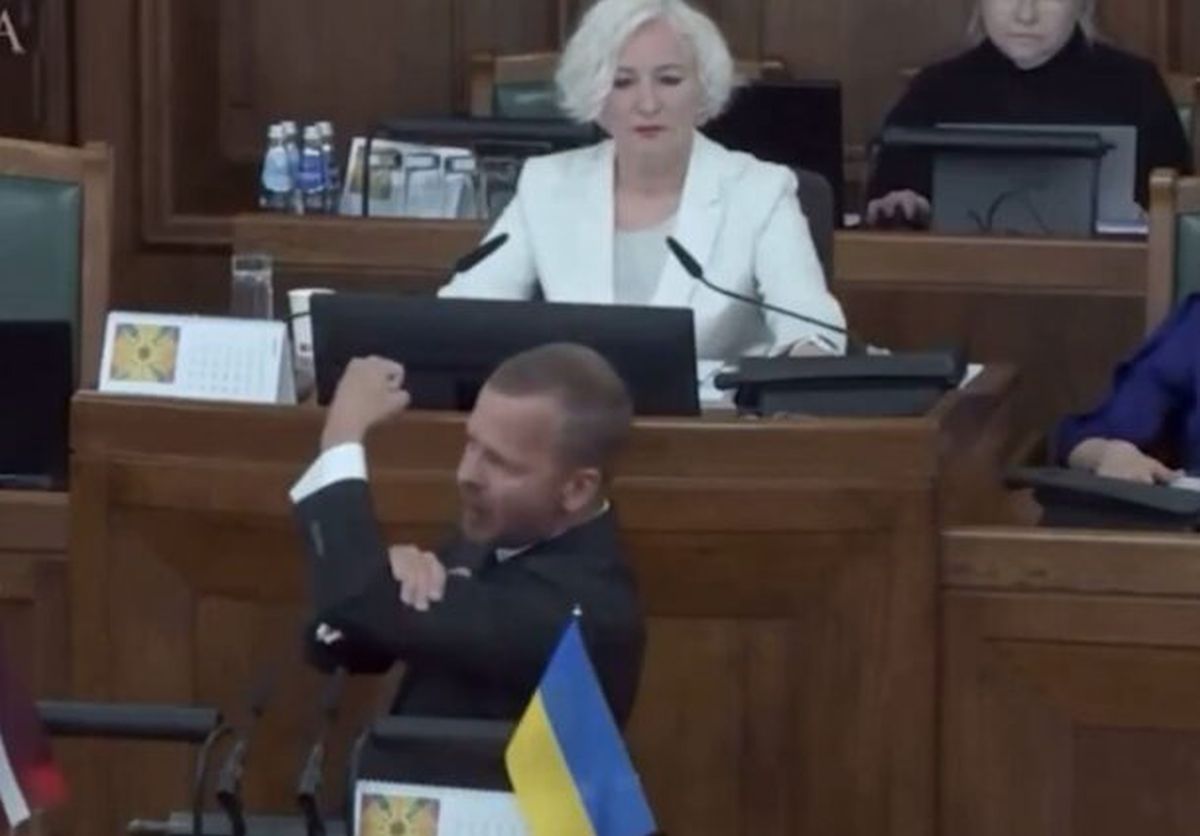 AKTUAL24 | Un deputat rus a făcut semne obscene în Parlamentul Letoniei: „Suntem mai mulți – rusa este limba noastră”