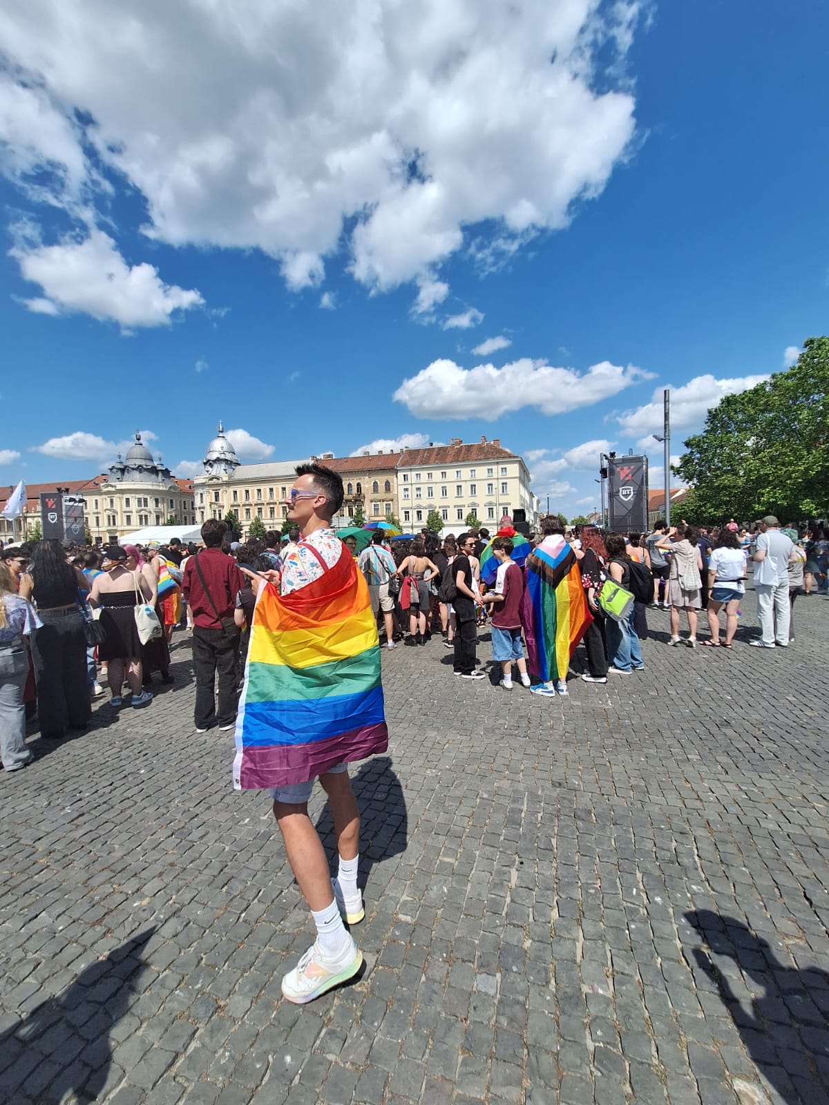 „Nu sunt diferit. Vreau doar aceleași drepturi!”: mii de oameni au participat la Pride Cluj 2025
