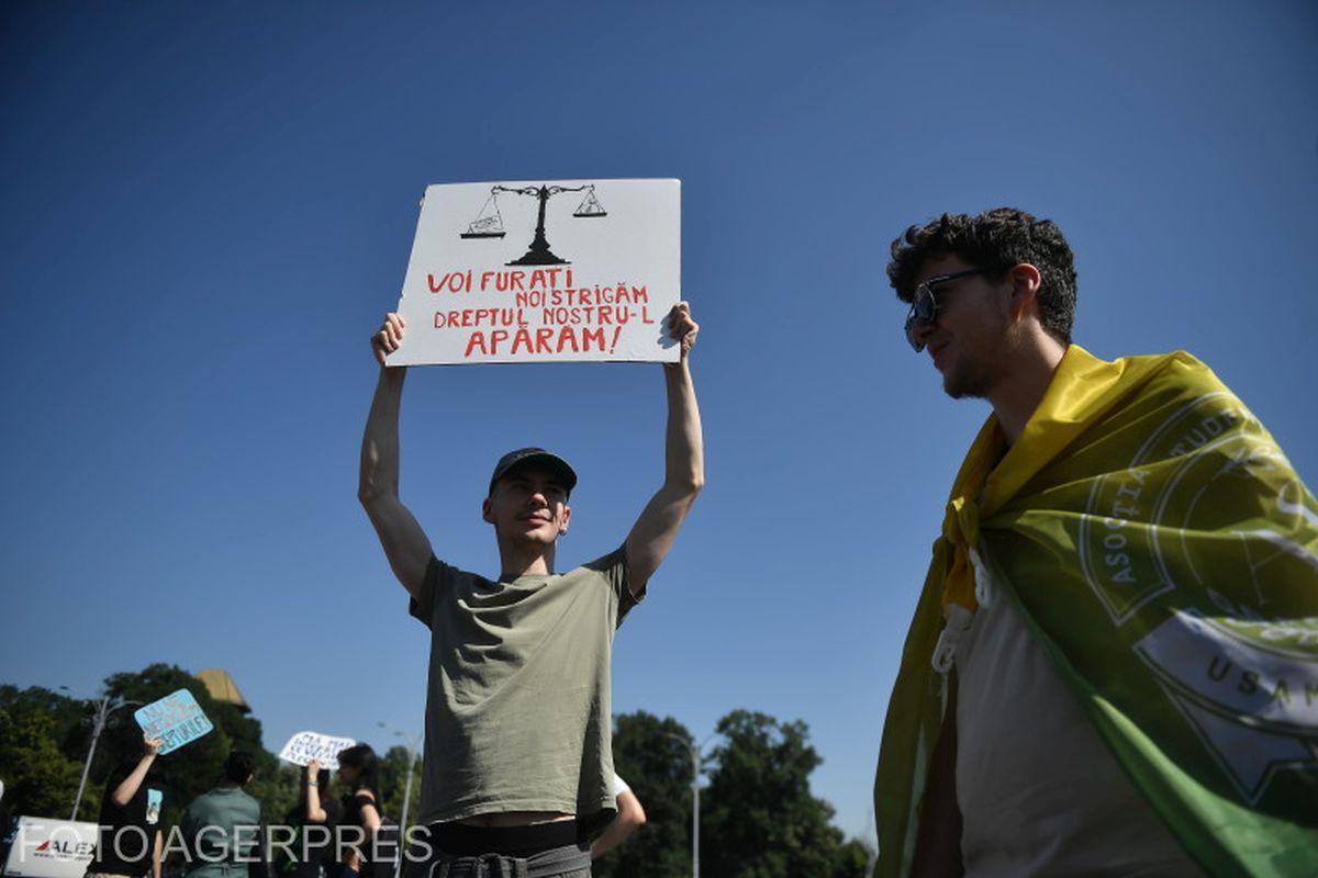 Protest al studenților în Piața Victoriei, nemulțumiți de reducerea burselor: „Vreți educație! Plătiți pentru ea”