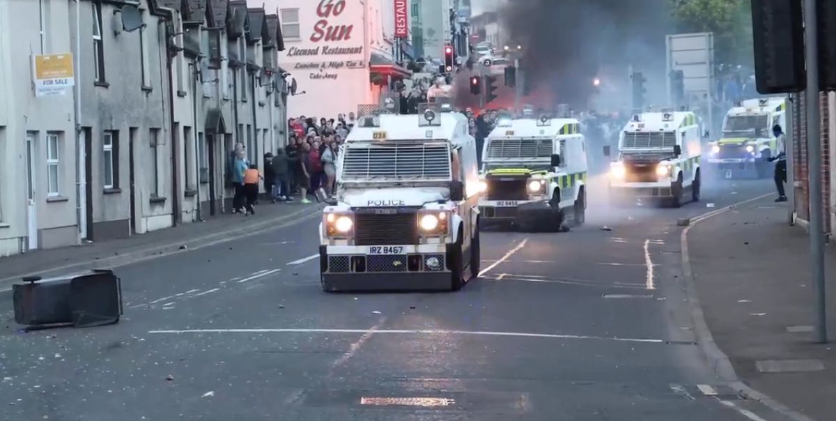 Apel urgent al organizațiilor civice către Statul Român: Protejați cetățenii români victime ale violențelor rasiale în Marea Britanie!