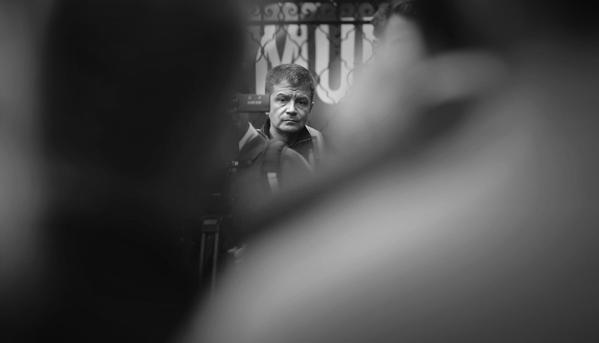 Fotojurnalistul Vadim Ghirdă, premiat cu Pulitzer: „Toate momentele care mă fac să duc aparatul la ochi mă mişcă./ Fotografia făcută de oameni oneşti e un mediu de comunicare care conţine foarte mult adevăr”