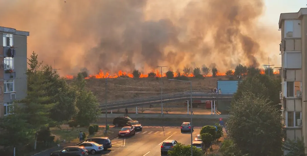 Trei incendii de vegetație în Arad. Risc de extindere la locuințe și autoturisme