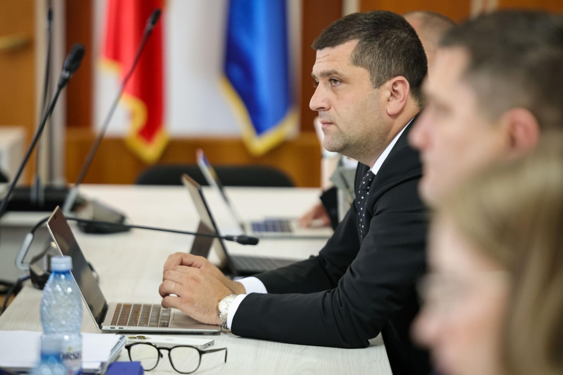 Radu Miruță spune că a descoperit că Ministerul Economiei deține în București o clădire de 1.500 mp, cu 54 de birouri în care funcționează mai multe firme, dar de 18 ani nu încasează niciun leu chirie