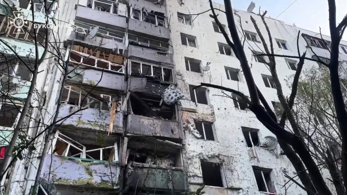Două persoane ucise și 14 rănite într-un atac rusesc cu drone și rachete asupra orașului Cernăuți