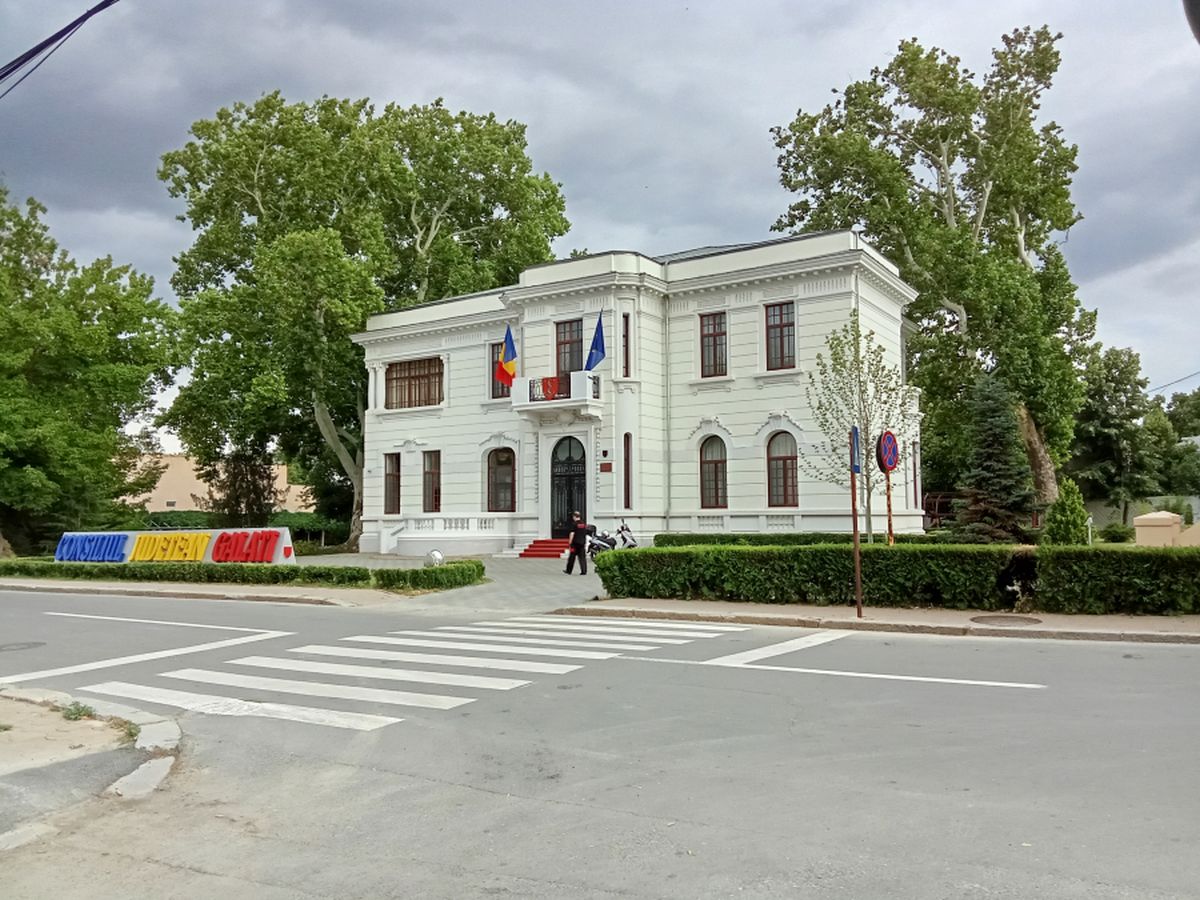 Cu cât sunt plătiți cei mai importanţi oameni din administraţia județului Galați