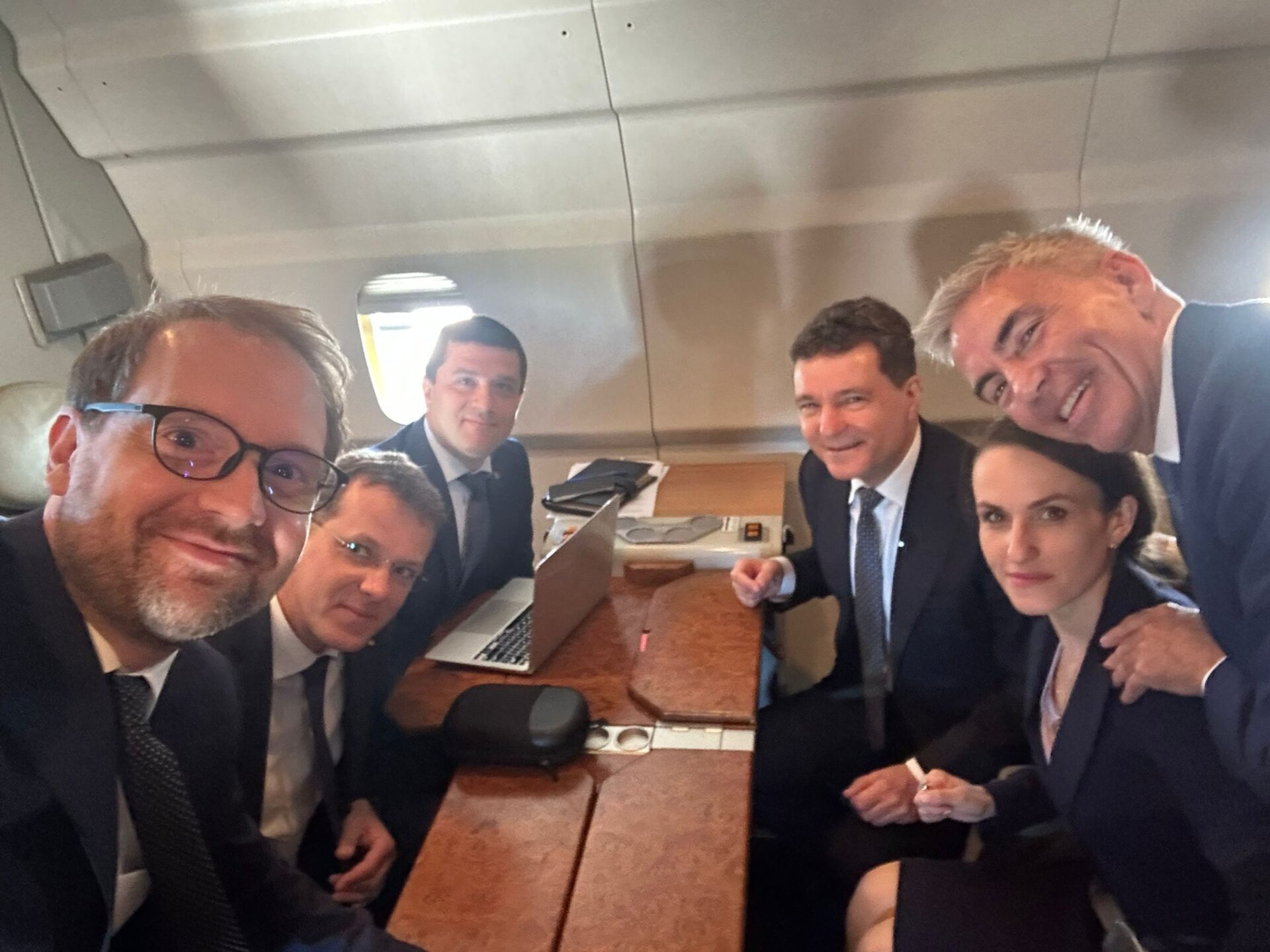 Aktual24: Președintele Nicușor Dan a zburat în Germania cu un avion de transport militar, economisind 100.000 de euro comparativ cu o deplasare similară a fostului președinte