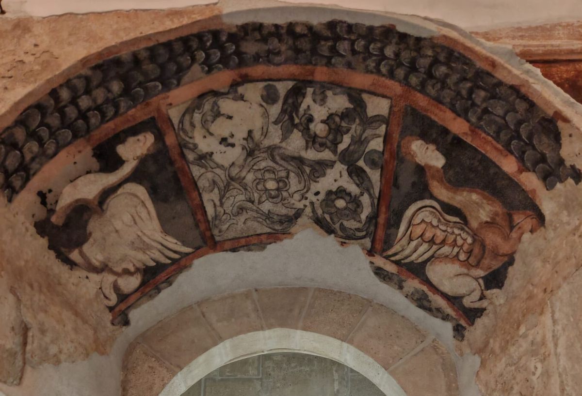 Două fresce reprezentând creaturi mitologice, descoperite la Castelul Corvinilor