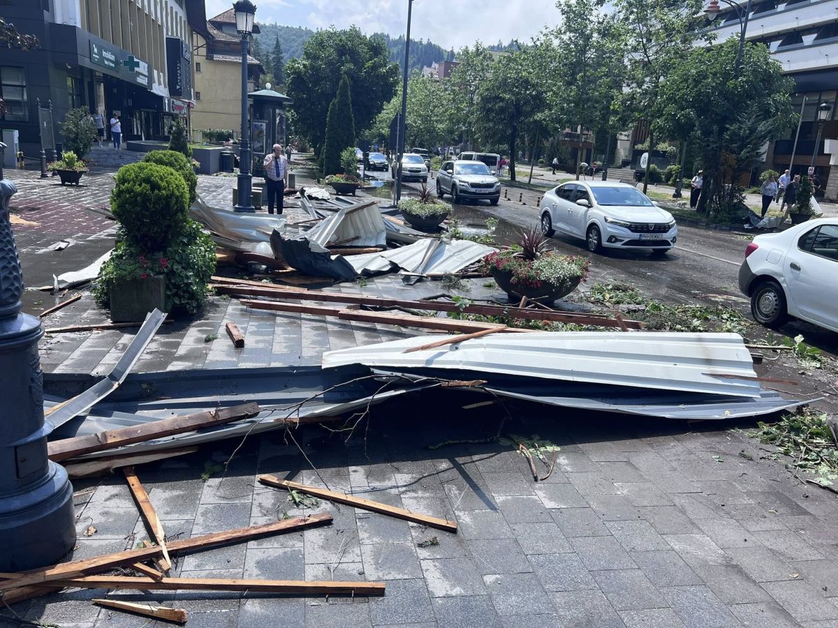 Furtună la Sinaia. 14 persoane au fost asistate de echipajele medicale. Trafic feroviar oprit în zona gării | FOTO
