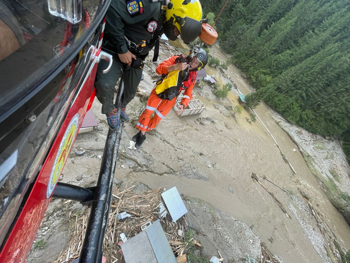 Cel puţin 600 de persoane din localitatea Broşteni, grav afectată de inundaţii, nu mai locuiesc în casele lor. Zeci de pompieri din alte județe, trimiși în Suceava