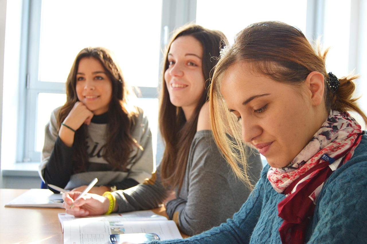 Facultatea de Jurnalism și Științele Comunicării, Universitatea din București, lansează singurul curs postuniversitar de comunicare în limba semnelor române