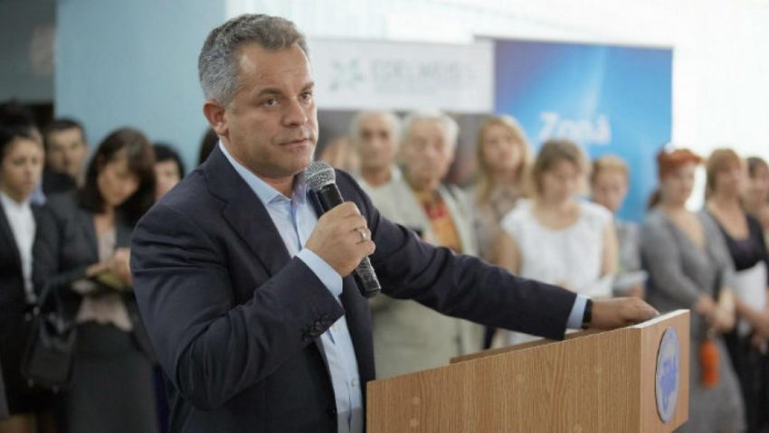 Poliția Română a deschis un dosar penal pentru fals material pe numele lui Vladimir Plahotniuc, după descoperirea unor documente false asupra acestuia