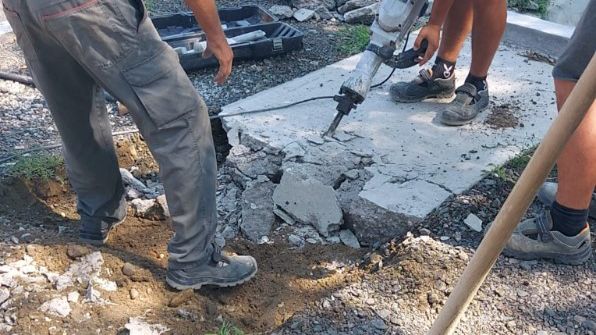Un podeț nou dintr-o localitate din județul Arad s-a surpat sub greutatea unui palet de ciment. Lucrarea, finanțată din bani publici