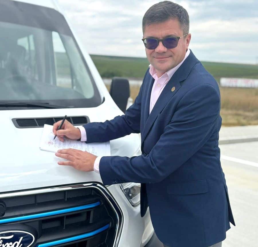 Microbuze electrice de 90.000 euro, vândute cu 200.000 euro. Firma care a câștigat licitații în 60% din județe, inclusiv Iași