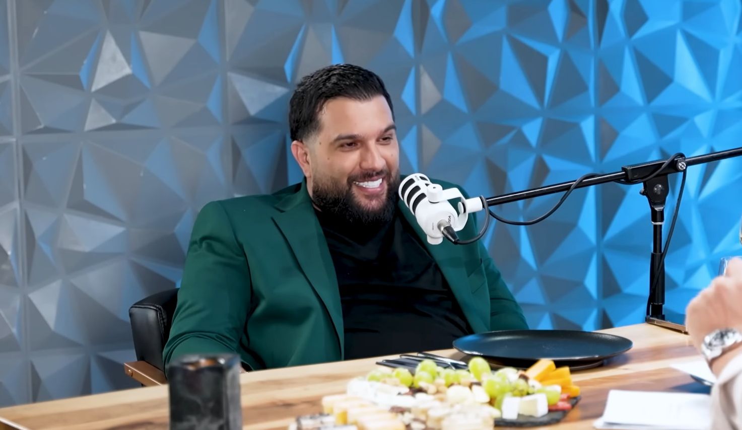 Manelistul Tzancă Uraganu, derapaj șocant într-un podcast: „Nu sunt un tip violent, dar o femeie când țipă foarte mult, face o criză de gelozie, poate îi mai dai o palmă să o trezești, să o stăpânești” / „O palmă, două, un picior, ceva, mai dai la o femeie”. Moderatorul podcastului nu a avut nicio reacție