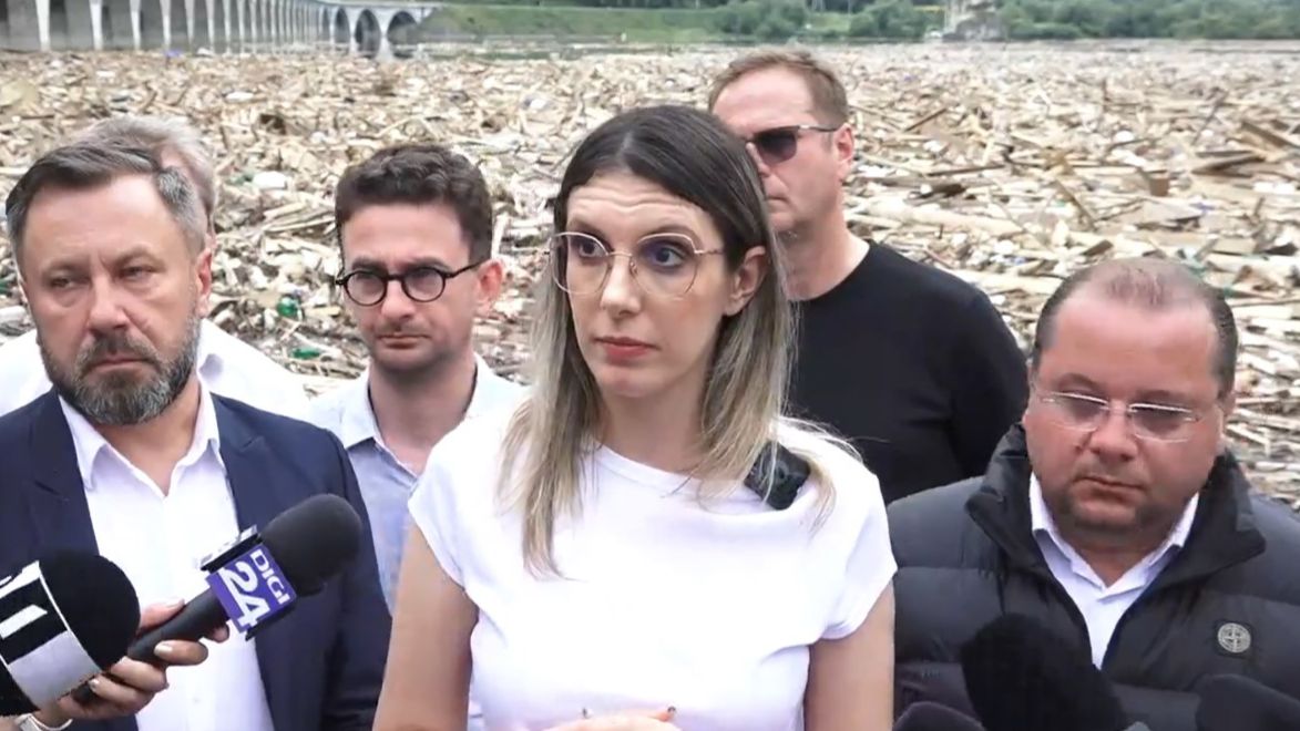 Ministrul Mediului a anunțat că a trimis bărci de la Apele Române și personal specializat pentru gestionarea deșeurilor acumulate în lacul Izvorul Muntelui