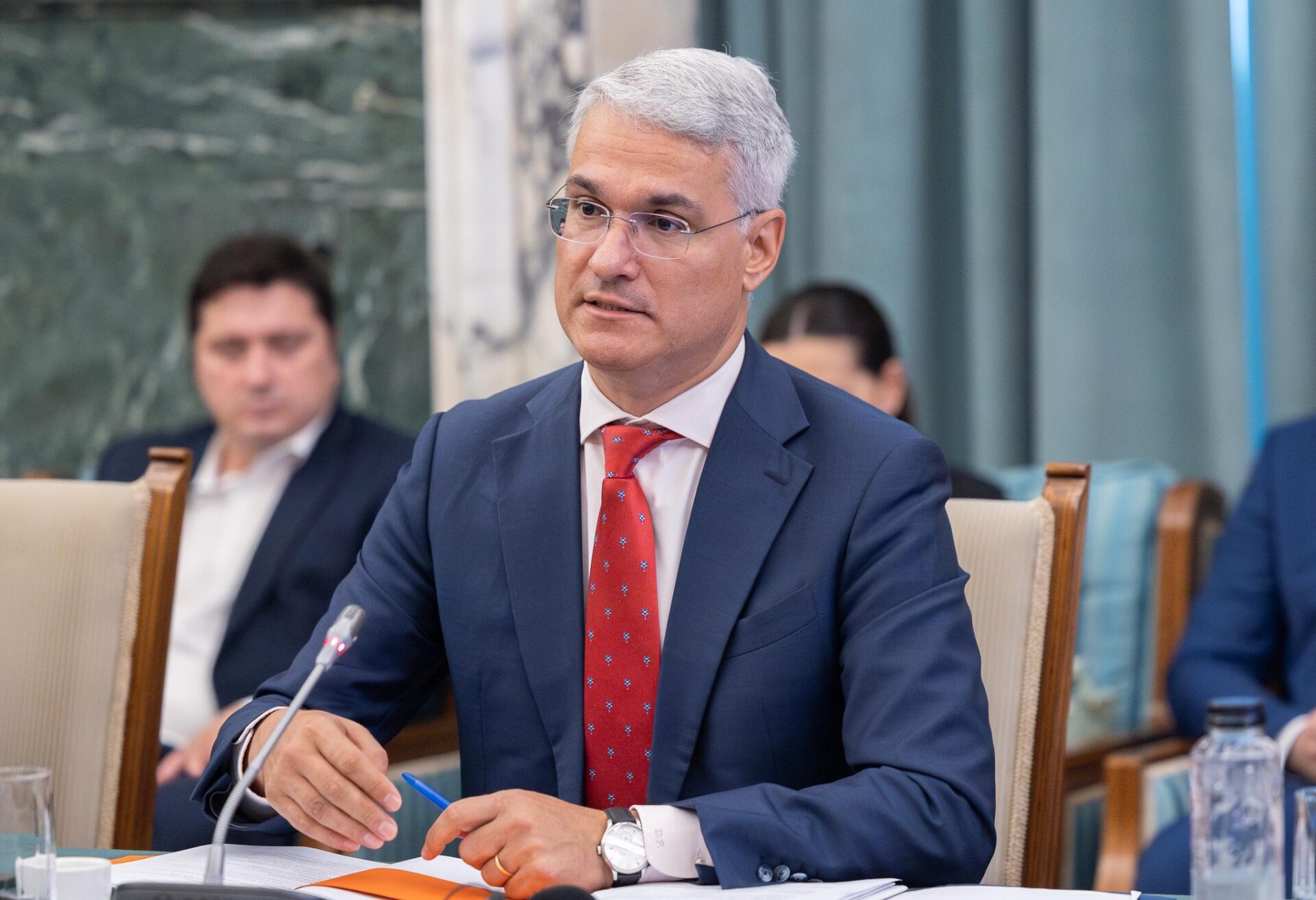 Ministrul Investițiilor și Proiectelor Europene, Dragoș Pîslaru, anunță verificări privind posibilele supraprețuri la microbuzele școlare electrice finanțate prin PNRR, după ancheta ReporterIS