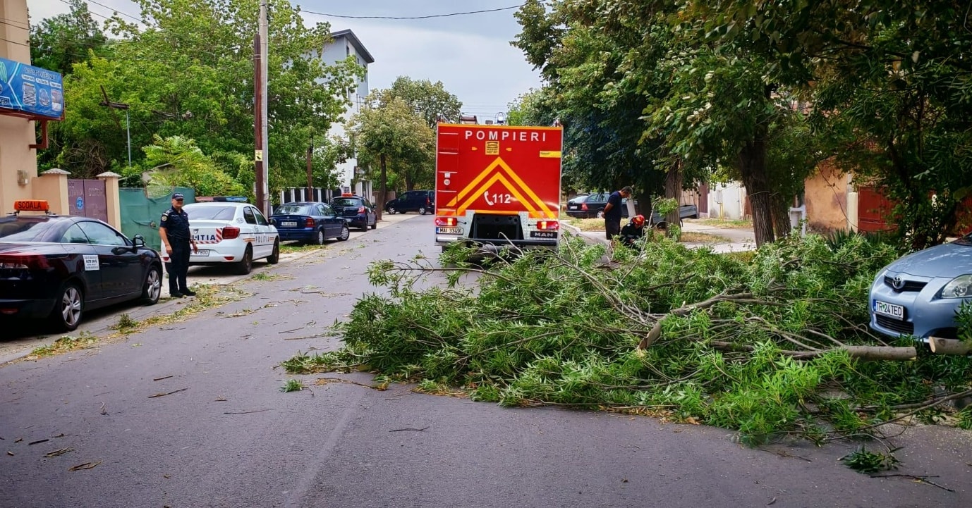 Furtuni devastatoare în 18 județe și în București. Trei morți, patru răniți și zeci de mașini avariate