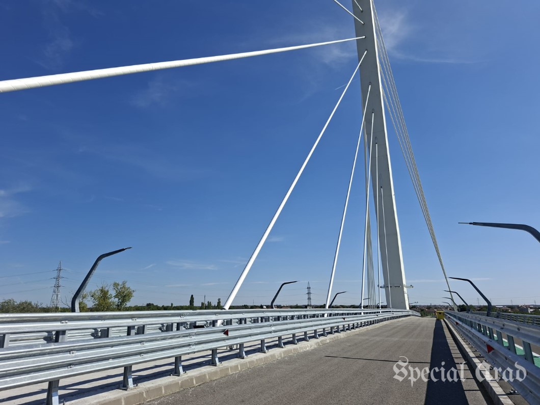 Podul hobanat trebuie readus „la roșu” pe cheltuiala constructorului și refăcut până la final de noiembrie.