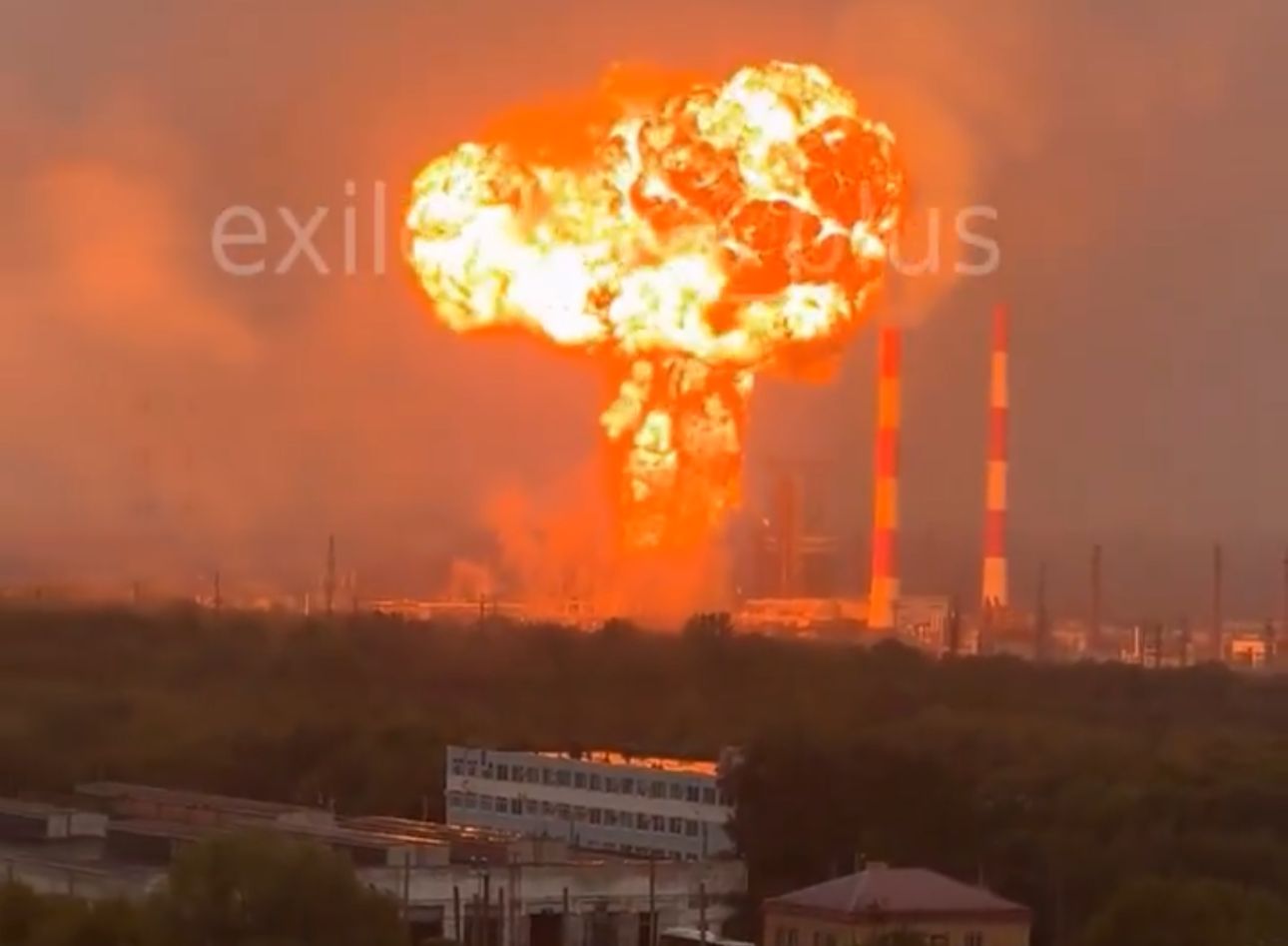 Atac masiv cu drone în Rusia: rafinării de petrol și o fabrică de echipamente radio lovite. Explozii lângă o bază aeriană