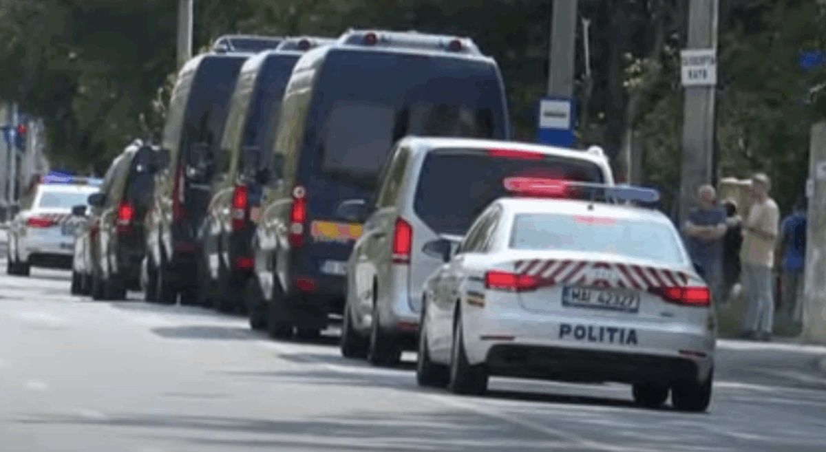 Aktual24 | Aproape nimeni pe străzi la trecerea cortegiului lui Ion Iliescu. Sute de mii de oameni i-au condus pe ultimul drum pe Corneliu Coposu și Regele Mihai