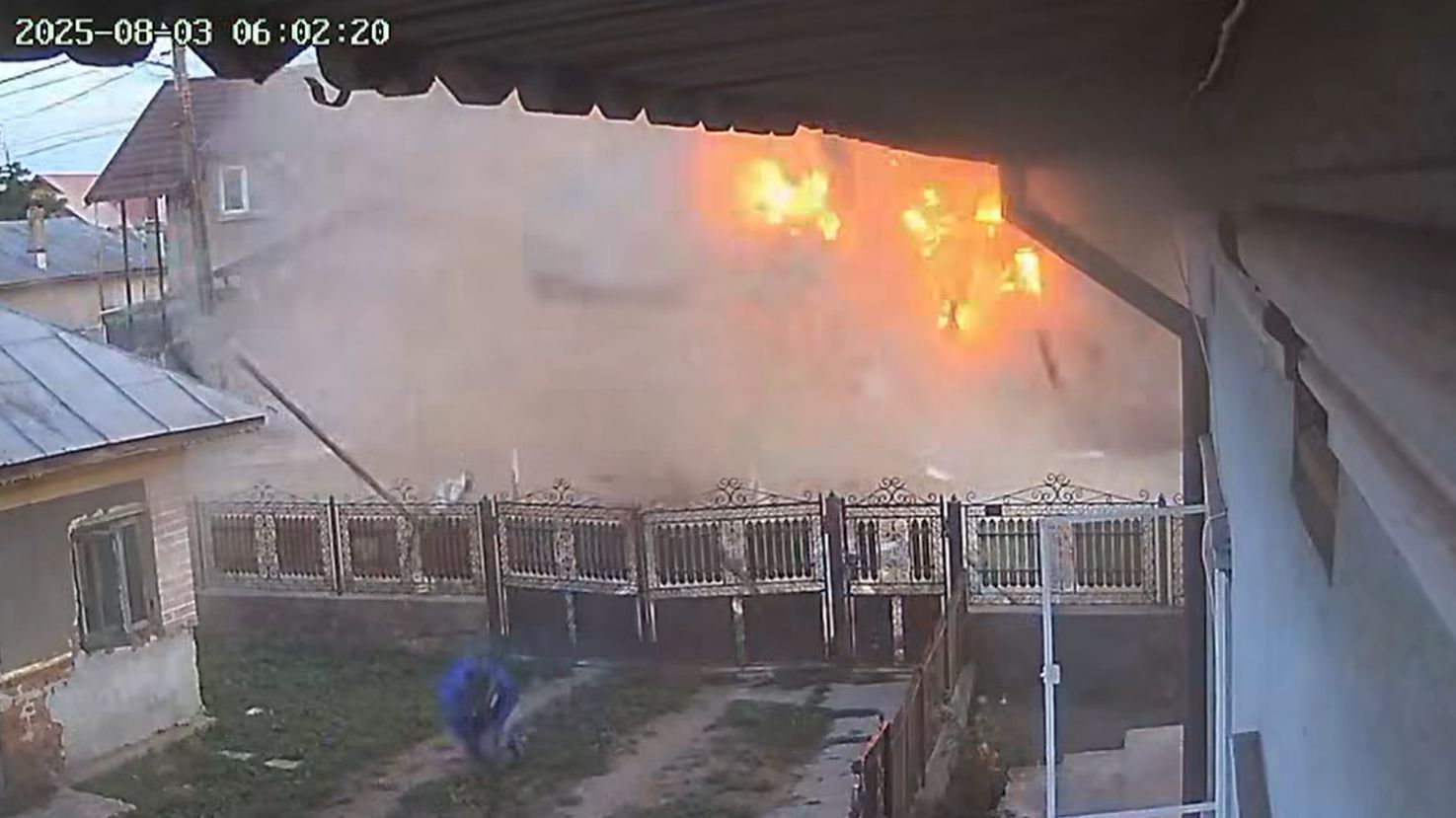 VIDEO Explozie urmată de un incendiu într-un magazin din Dâmbovița. Flăcările au cuprins întreaga clădire