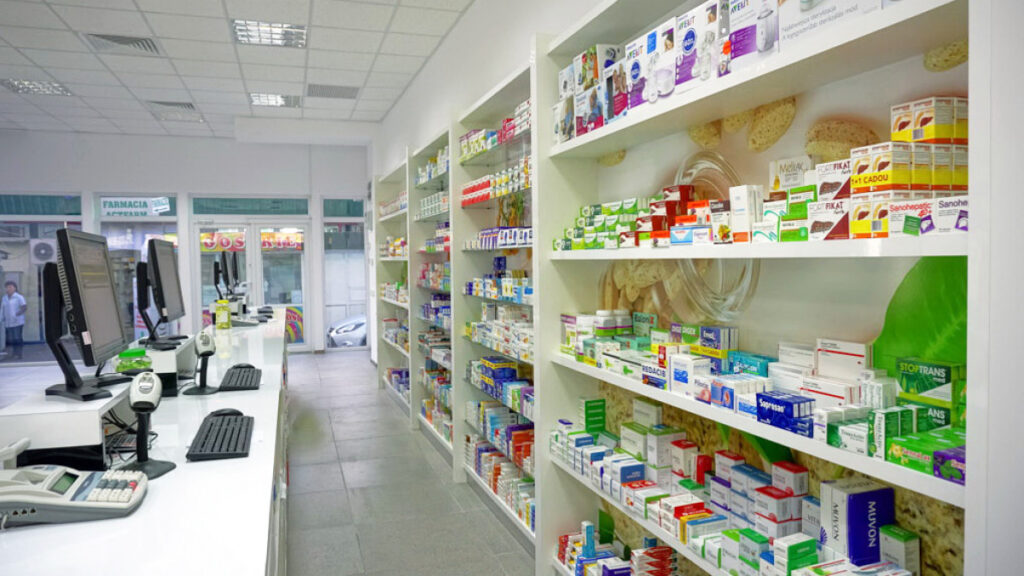 Modificarea TVA a blocat activitatea mai multor farmacii din Iași. Angajații schimbă manual prețurile de pe cutiile din stocurile existente