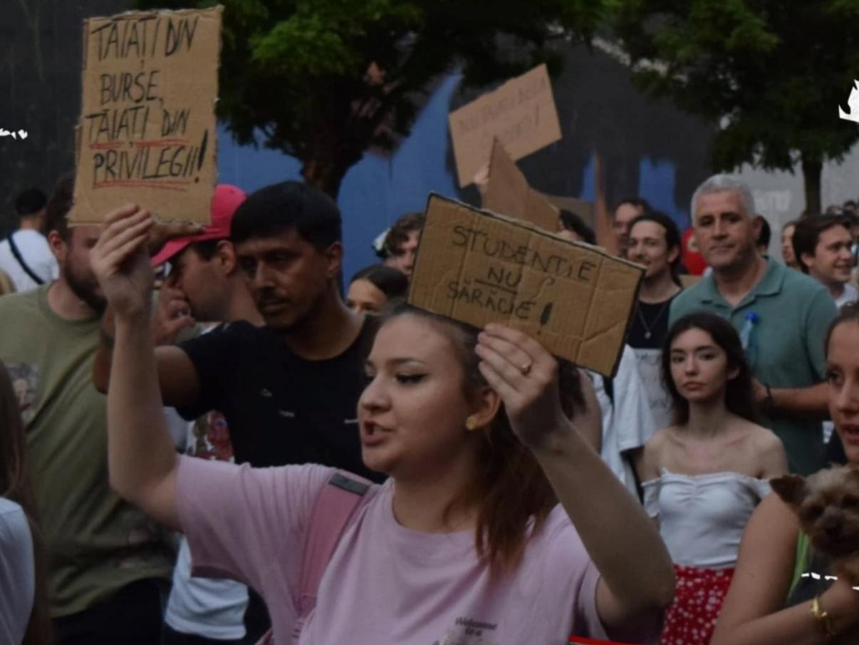 Alianţa Naţională a Organizaţiilor Studenţeşti din România (ANOSR) acuză Ministerul Educației de inechitate: studenții de la forma „cu taxă” nu vor mai primi burse. Acordarea burselor se va face doar în timpul anului universitar