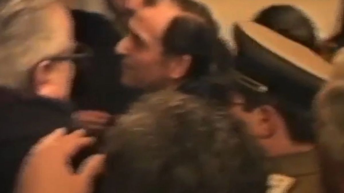 Aktual24 | Momentul în care a apărut Ion Iliescu și a confiscat revoluția: ”Închideți ușa, nu mai intră nimeni”