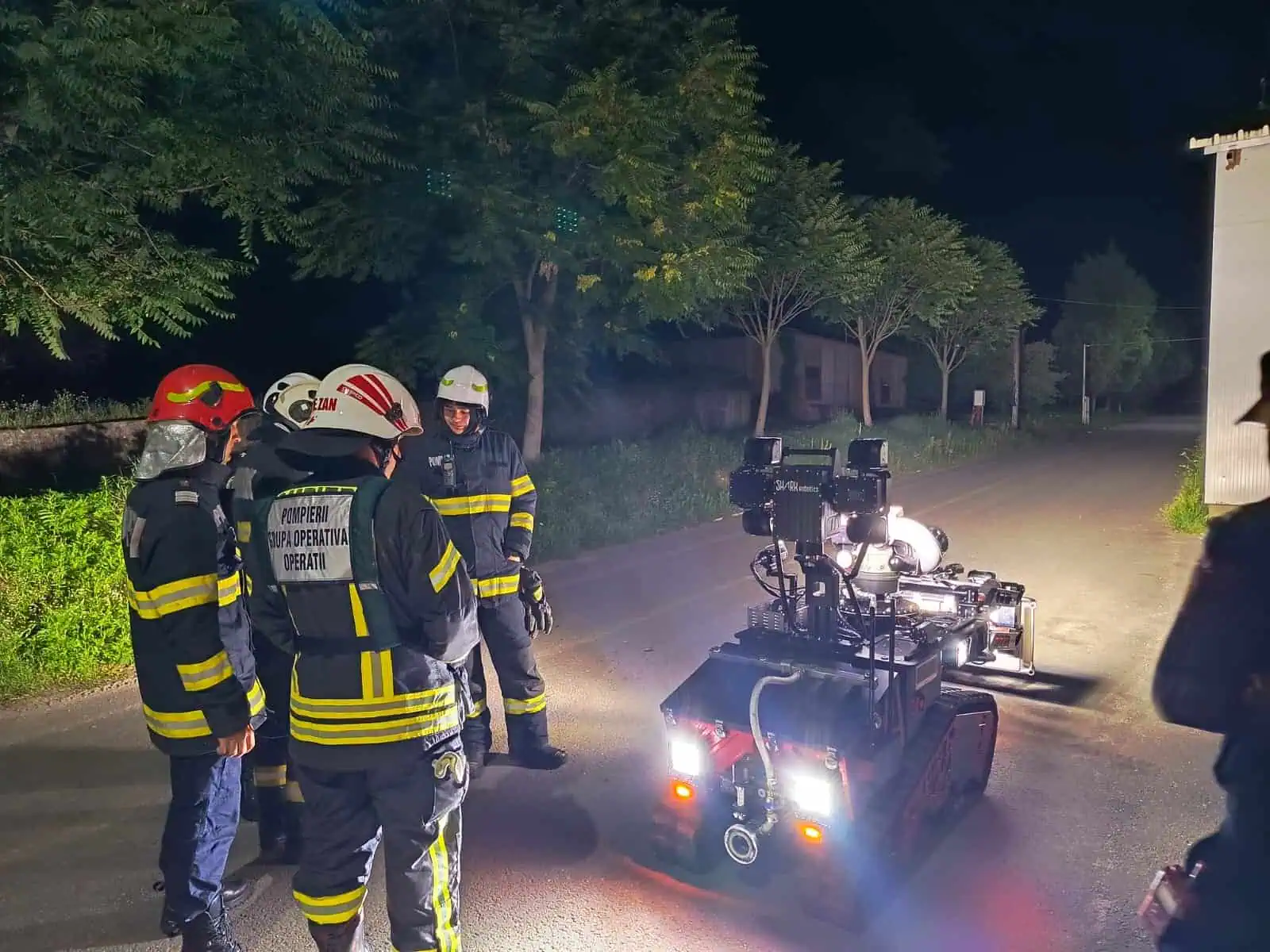 Incendiu urmat de explozii la o hală de muniție din Cugir. Intervenție cu roboți pentru a stinge flăcările