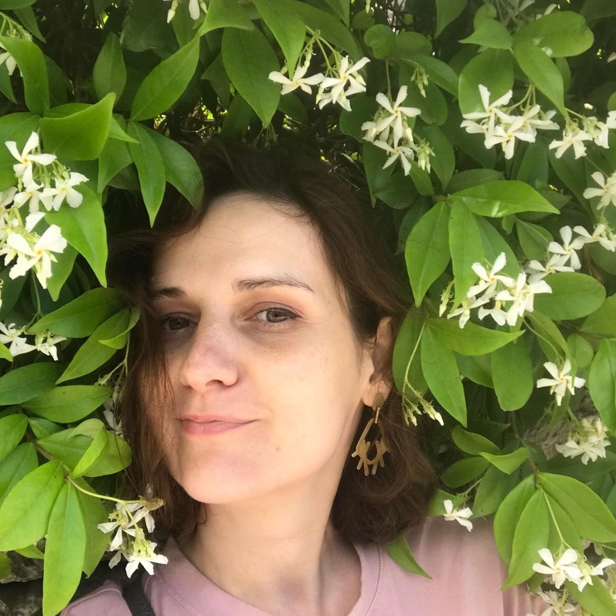 Iulia Costache, artista din spatele porţelanurilor de la „Căsuţa cu cerdac” - „În România, ca artist trebuie să ai rezistență la frustrare” INTERVIU