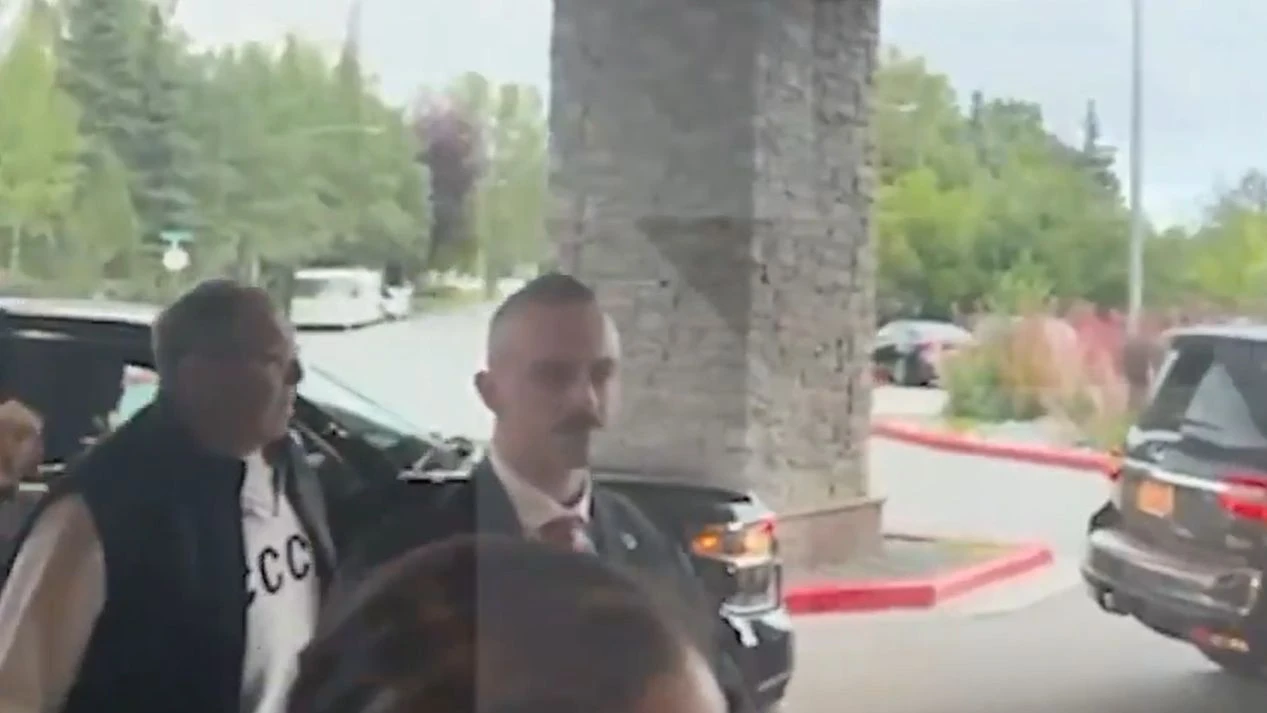 Aktual24: Serghei Lavrov a ajuns în Alaska la summitul Putin-Trump purtând un tricou cu URSS