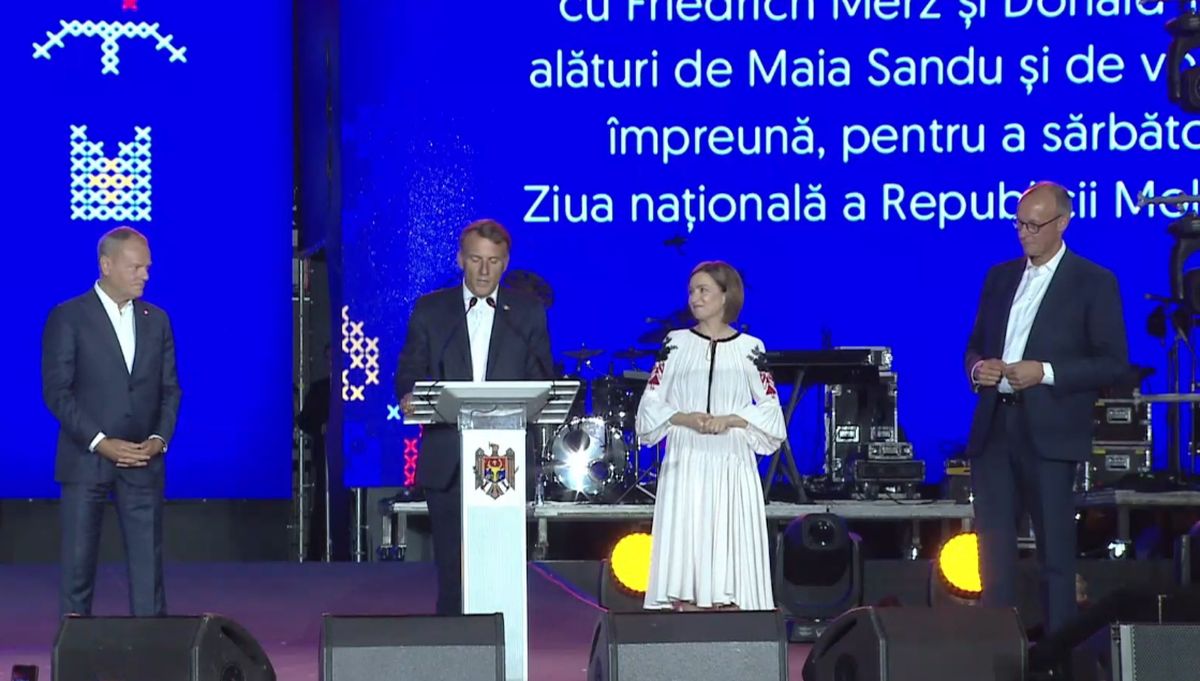 Emmanuel Macron și Donald Tusk au vorbit în limba română moldovenilor care au sărbătorit Ziua Independenței, în Piața Marii Adunări Naționale din Chișinău | VIDEO