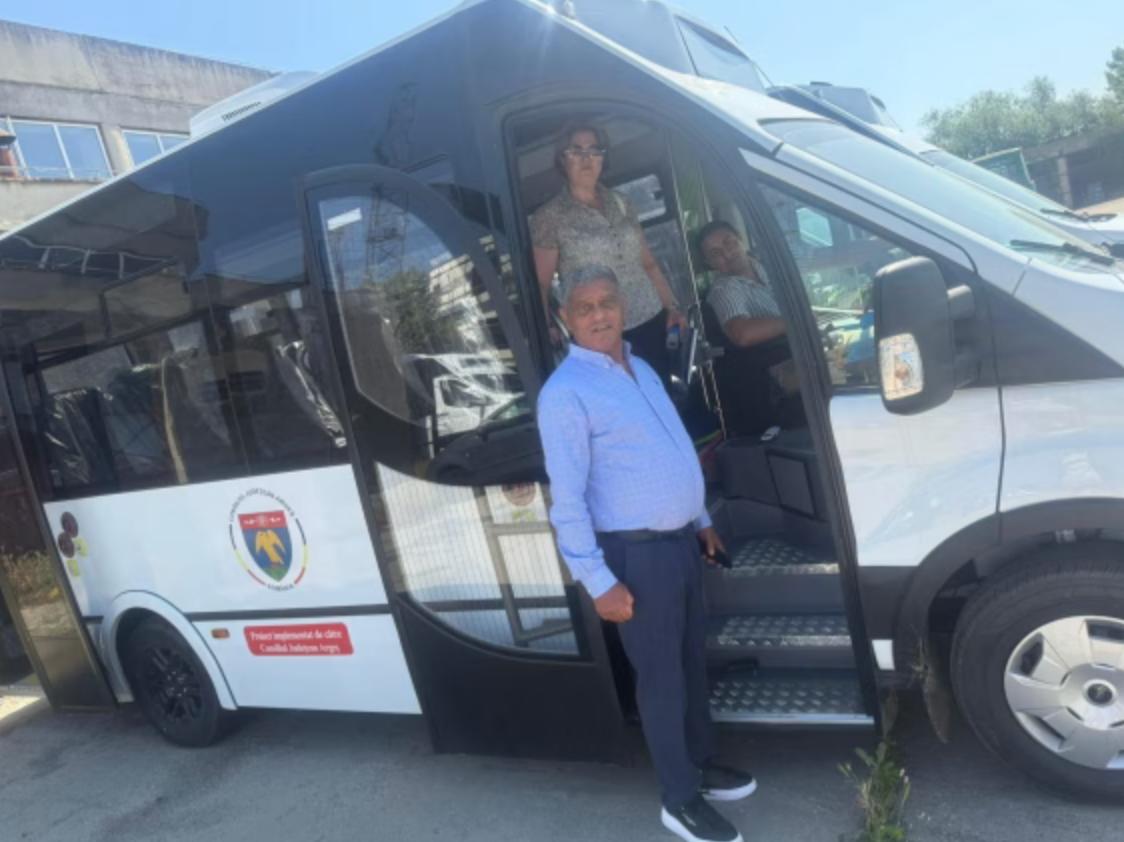„Marele jaf electric”: microbuze școlare achiziționate aproape dublu, atât prin PNRR, cât și prin Fondul de Mediu, în Argeș și în comuna Stâlpeni