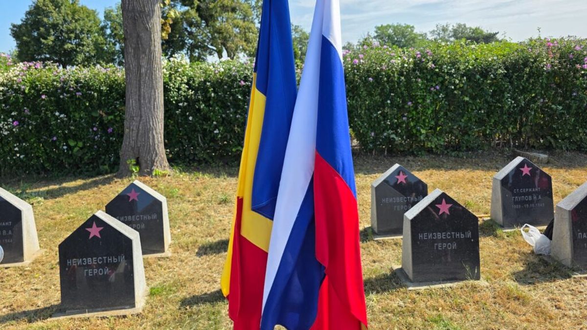 Steagul Rusiei a fluturat la Cimitirul Eternitatea din Iași: rusofili locali și ambasadorul Rusiei au ținut lecții despre „denazificarea Ucrainei fasciste”