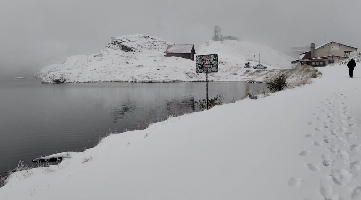 Zăpadă pe Transalpina și Transfăgărășan. DN 67C, închis temporar
