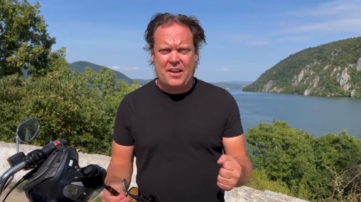 Ministrul Radu Miruță, întâlnire cu Charlie Ottley: „După ce a devenit cetățean de onoare al Brașovului acum cinci ani, Charlie a depus și pentru cetățenia română. Dosarul încă se plimbă prin hățișul birocratic”