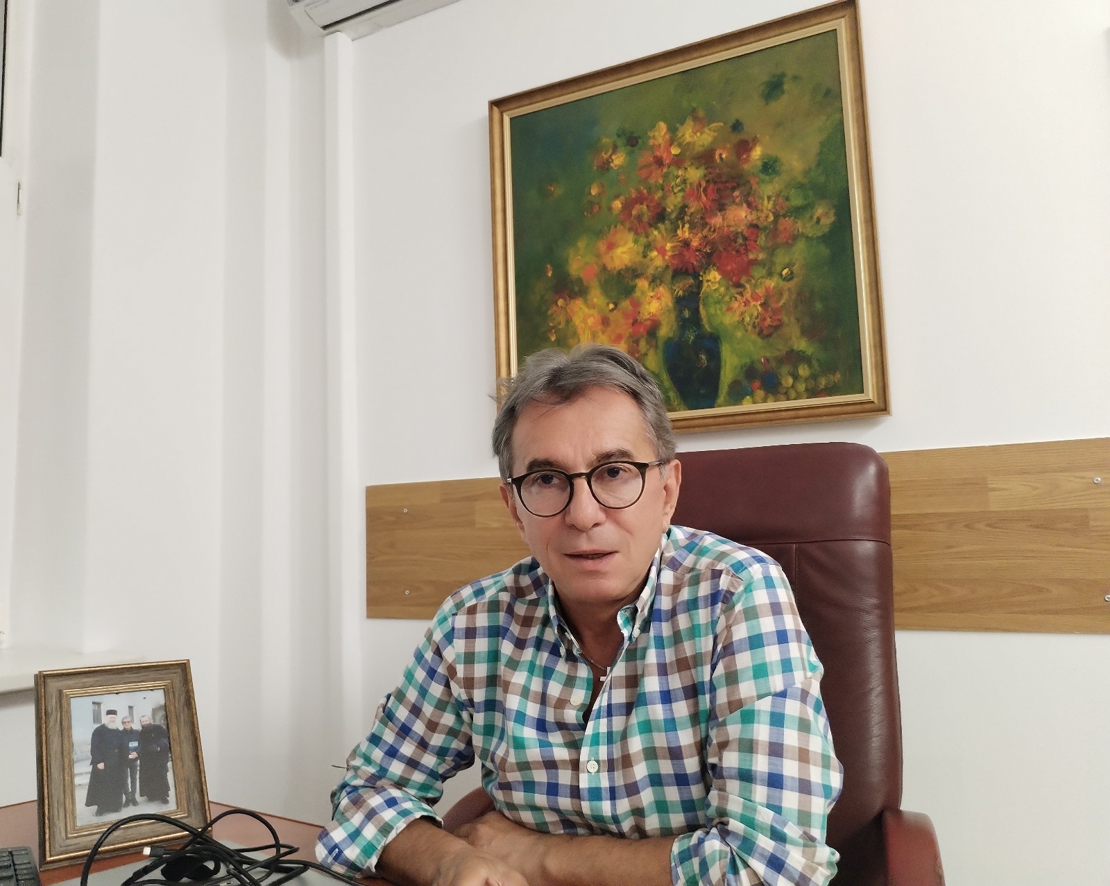 „Mulți medici conspiraționiști și-au câștigat un soi de relevanță pe care nu au avut-o niciodată profesional”. Interviu cu Prof. Dr. Dorel Săndesc, prim-vicepreședinte al Societății Române de ATI