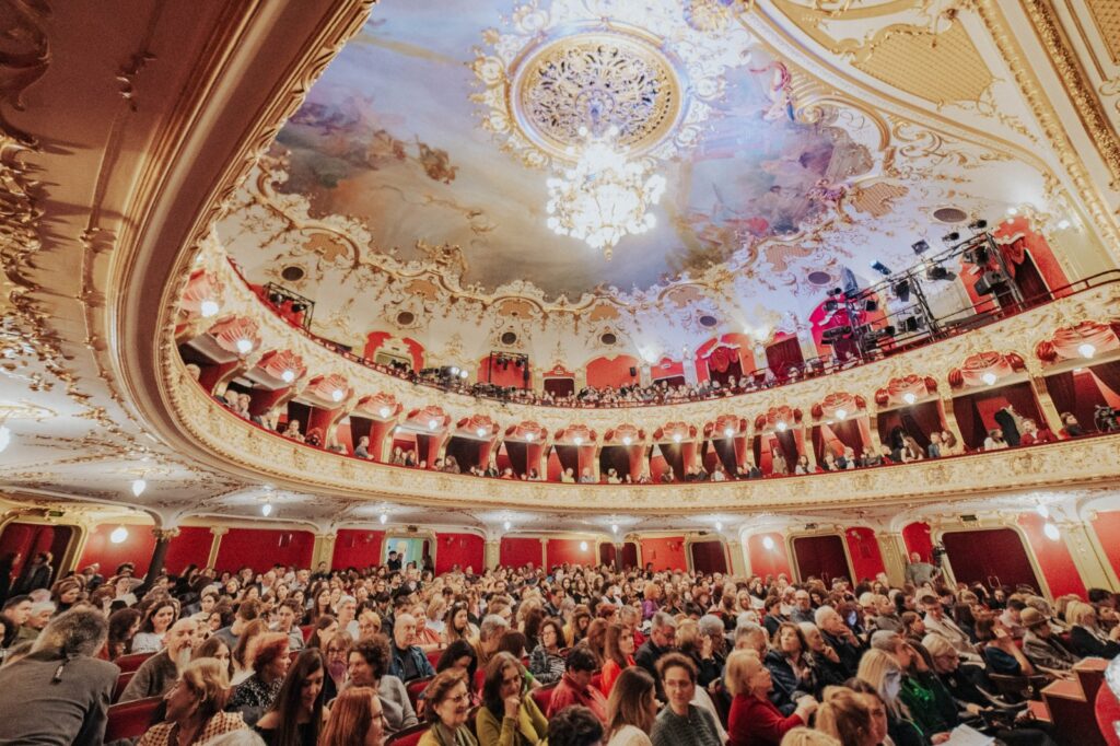 FILIT Iași 2025. Primele nume confirmate: Junot Díaz, Tracy Chevalier, Michel Bussi și Cristian Mungiu printre invitați